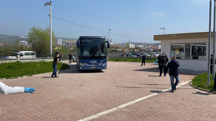 <p>Daha önce Romanya’dan getirlen 74 kişi ile Düzce’de toplamda 299 kişi Karantina’ya alındı. Yetkililerden alınan bilgilere göre ABD’nin dışında gün içerisinde Senegal ve Moritanya’dan gelecek Türk vatandaşları da yurda alınacak.</p>