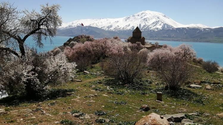 <p>Eşsiz güzelliği görüntülemek isteyen bazı fotoğrafçılar da Valilikten aldıkları izinle adadaki tarihi ve doğal güzellikleri fotoğraf karelerine yansıtıyor.</p>
