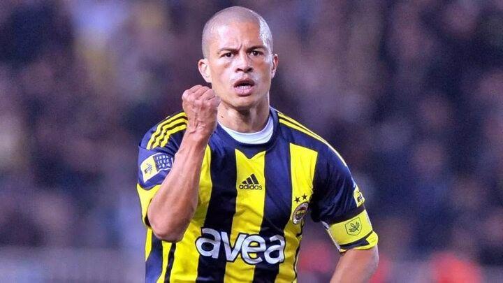 <p>Fenerbahçe formasıyla 344 maça çıkan Alex, 171 gol atarken, 147 de asist yapma başarısı göstermişti.</p>
