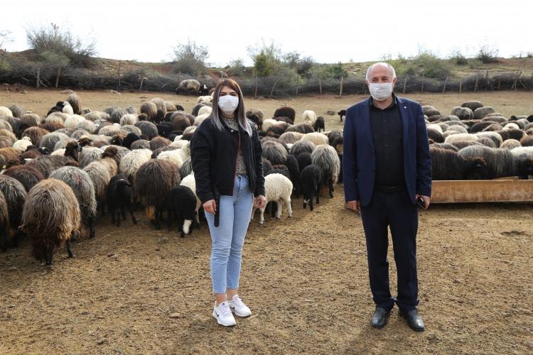 <p>Sabah erken saatlerden itibaren akşama kadar hayvanların bakımlarıyla uğraştıklarını ifade eden Celal Beşli ise "Mera sorunumuz var. Bakanlığımızdan bu konuda yardım istiyoruz. Belli bir arazinin bize tahsis edilmesini istiyorum. Yaylalarımız belli s&uuml;reden sonra bizi kabul etmiyor biz de onca s&uuml;r&uuml;y&uuml; erkenden yayladan indirmek istemiyoruz. Bu konuda bakanlıktan vardım talebinde bulunuyoruz&rdquo; ifadelerini kullandı.</p>
