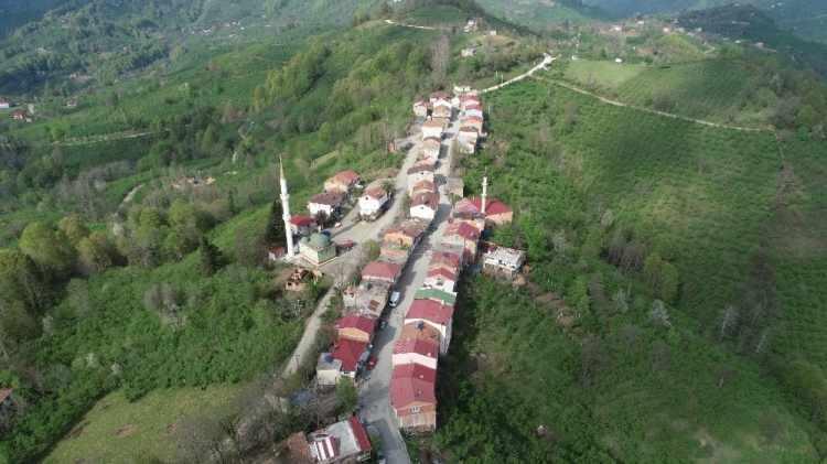 <p>“İçimizde burukluk var”</p>
<p>Hem Samsun hem de Ordu topraklarında yaşayan vatandaşlar, 2 farklı büyükşehrin insanları olsalar da kendilerinin yıllardır iç içe yaşadıklarını belirtti. Vatandaşlar, her yıl Ramazan ayında sokaklarda toplu iftar verdiklerini, şimdi ise korona virüsü nedeniyle bu geleneği sürdürememenin kendilerini üzdüğünü aktardılar.</p>