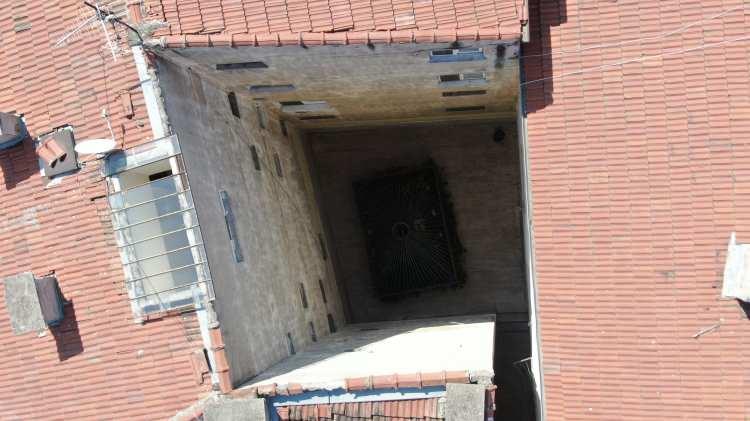 <p>Evinin arka camlarının türbeye açılmasından son derece mutlu olduğunu belirten Aldaş, "Evi ilk aldığımda arka camlar yüksekti. Vatandaşlar çekindikleri için camları yüksek yaptırmışlar. Ben de evi alınca eskiden küçük olan camları aşağıya doğru açtırdım.</p>