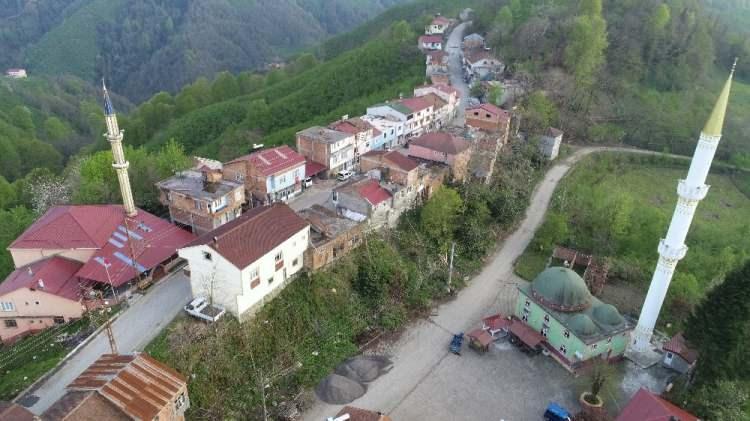 <p>Samsun’un Terme ilçe merkezine 30 kilometre uzaklıktaki Ambartepe Mahallesi ile Ordu’nun İkizce ilçesine 24 kilometre mesafedeki Şenbolluk Mahallesi’nin sınırları, 7 metre genişliğindeki bir yol ile ayrılıyor. Yaklaşık 80 yıllık yerleşim yeri olan bölgede her iki büyükşehrin sınır çizgisi olarak kabul edilen yolun yarısı Samsun’a ait iken, diğer bir tarafı ise Ordu topraklarında yer alıyor.<br />
</p>