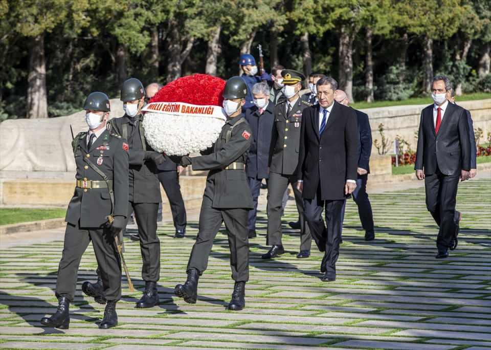 <p>Milli Eğitim Bakanı Ziya Selçuk, 23 Nisan Ulusal Egemenlik ve Çocuk Bayramı dolayısıyla Anıtkabir'i ziyaret etti. Bakan Selçuk ve beraberindekiler, kırmızı-beyaz karanfillerden oluşan çelengin arkasında Aslanlı Yol'dan yürüyerek Atatürk'ün mozolesine geldi.</p>

<p> </p>
