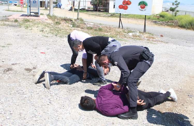 <p>Antalya’da sokağa kısıtlamasında otomobilleriyle dışarı çıkan ve ceza yememek için polisin ‘dur’ ihtarına uymayan iki genç kaçamadı. Şehirlerarası yolda ters yöne giren iki genç, kovalamaca sonucu yakalandı. İki genç hem gözaltına alındı hem de 3 bin 150’şer lira ceza yedi.</p>