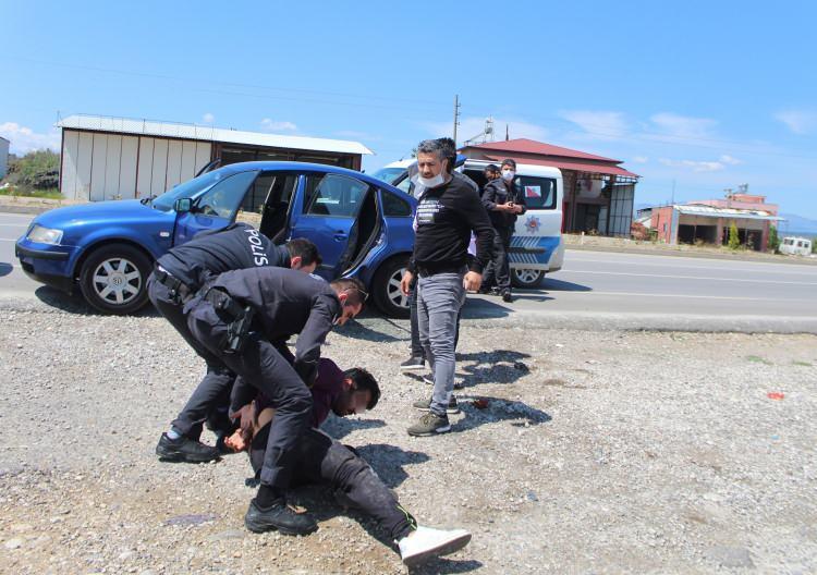 <p>Aksu’daki polislerinde ihtarına uymayan iki genç, otomobili Isparta yoluna doğru sürdü. Polisleri peşine takan gençler, Kurşunlu Şelalesi’ne doğru yöneldi. Şelale yolundan geri dönen gençler son sürat ters yönde havalimanı yönüne doğru ilerlemeye başladı.</p>