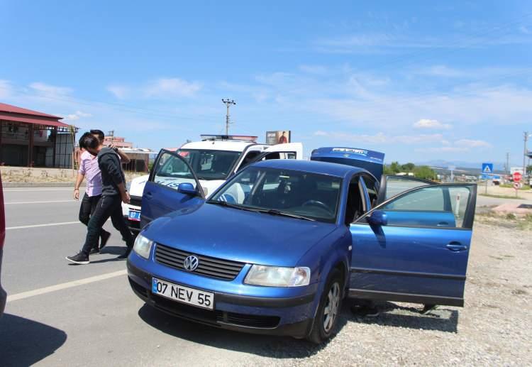 <p>İki gence, sokağa çıkma kısıtlamasını ihlalden 3 bin 150’şer liranın yanı sıra, dur ihtarına uymama, polise mukavemet, ters yönde gitmek ve diğer konulardan yaklaşık kişi başı 10 bin liraya yakın cezai işlem uygulanacağı belirtildi.</p>