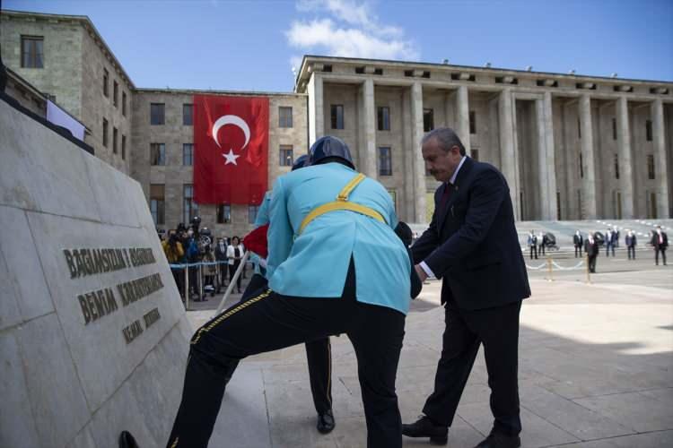 <p>Törende, TBMM Başkanı Mustafa Şentop'un Atatürk Anıtı'na kırmızı ve beyaz karanfillerden oluşan çelenk bırakmasının ardından saygı duruşunda bulunuldu, İstiklal Marşı okundu.</p>

<p>​</p>
