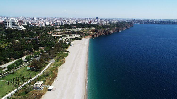 <p>Antalya'da yeni tip korona virüs (Covid-19) tedbirleri kapsamında 28 gün önce ziyarete kapatılan dünyaca ünlü Konyaaltı sahilinde polis ve belediye ekipleri görevlerini sürdürüyor.</p>