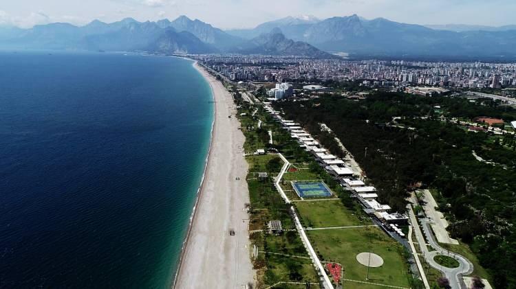 <p>Yasağın üzerinden 28 gün geçerken, dünyaca ünlü Konyaaltı sahili de sessizliğini koruyor. Kışın en soğuk günlerinde dahi kalabalık olan sahil bandında tek kişinin bile olmadığı görüldü. Yıl boyunca milyonları ağırlayan sahilde sadece polis ve belediye ekiplerinin görev aldığı görüldü.</p>
