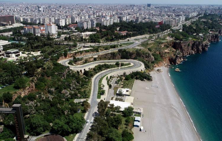 <p>Öte yandan, sokağa çıkma kısıtlamasının son gününde Antalyalıların evlerinde kaldığı görüldü. Kentin işlek cadde ve sokaklarının boş olduğu gözlendi. Sokağa çıkma kısıtlaması bu gece saat 00.00'da sona erecek.</p>