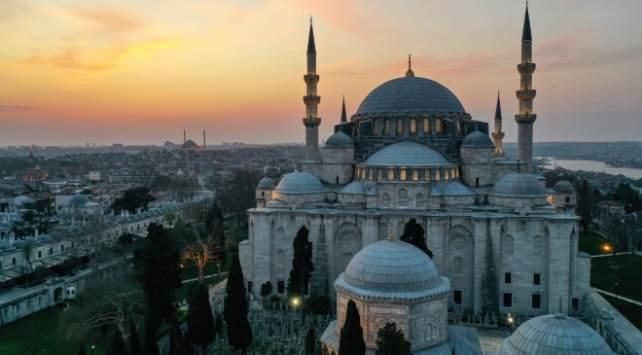 <p>Dünya genelinde koronavirüs tedbirleri kapsamında birçok ülkede camilerde Teravih namazının kılınması askıya alındı. Mübarek ramazan ayını karşılayıp teravih namazlarını eda etmek isteyen Müslümanlar, bu sene ramazan ayını buruk bir sevinç ile karşılamak zorunda kaldı. Farklı Müslüman coğrafyalarındaki bazı camilerde 4-5 kişilik saflar oluşturup sosyal mesafe kurallarına uyularak Teravih namazının kılınmasına izin verildi. Endonezya'da teravih namazını kılmak üzere camiye giden yaşlı bir adam camiye giremeyince koridorda uyudu. Farklı ülkelerden mahzun bir şekilde karşılanan Ramazan ayında ilk teravih namazları kılınırken, Müslüman coğrafyasında ramazan ayına hazırlık için insanlar sokaklarda kurulan pazarlara akın etti. Erzaklar alındı ve şimdi ilk iftar bekleniyor.</p>
