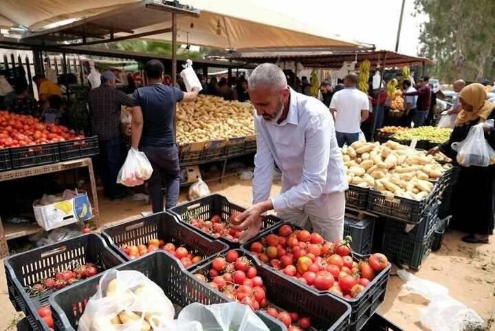 <p>Libya'nın Bingazi şehrinde de Ramazan ayını karşılayan Müslümanlar, pazarlardan alışverişlerini tamamladı.</p>