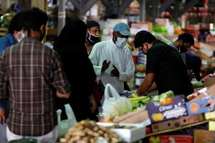 <p>Bahreyn'in Manama şehrinde maskelerini takan vatandaşlar Ramazan'a yönelik alışveriş yaptı.</p>