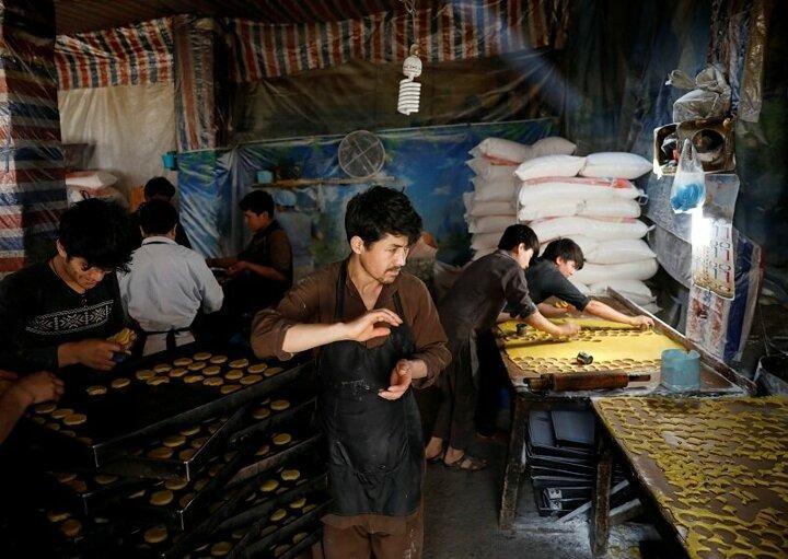 <p>Kabil şehrinde küçük bir kurabiye fabrikasında Ramazan ayı için üretim yapılıyor.</p>