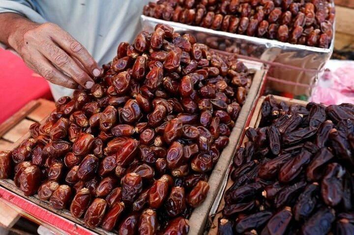 <p>Pakistan'da da hurmalar Ramazan ayı için tezgahlardaki yerini aldı.</p>
