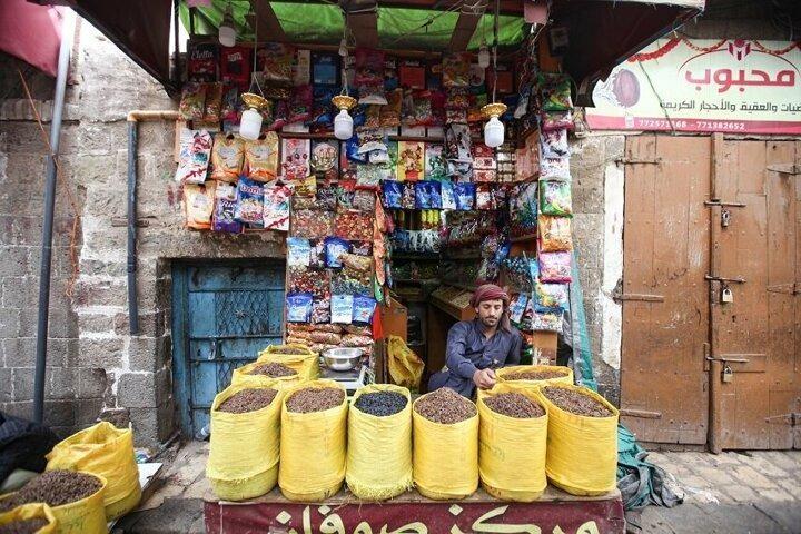 <p>Yemen'in başkenti Sana'da da bir esnaf müşterilerini bekliyor.</p>
