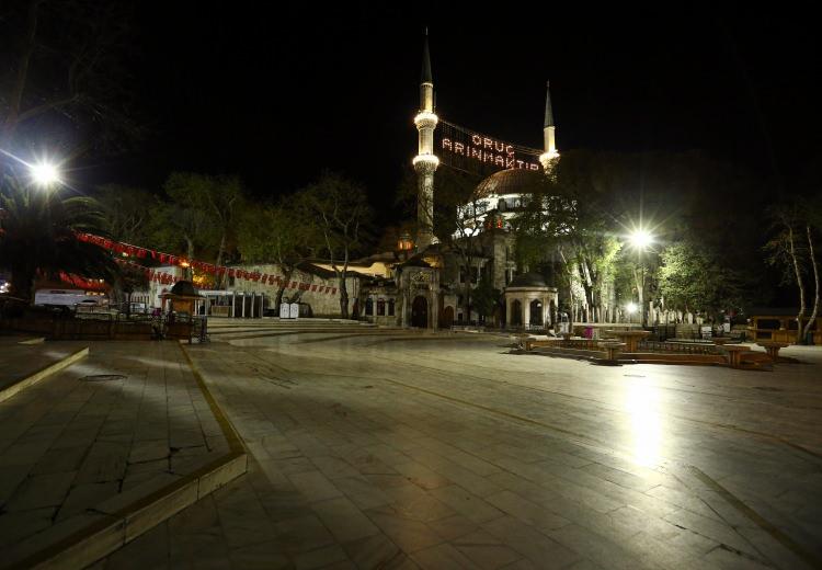 <p>Televizyon kanallarının, başta Sultanahmet Meydanı olmak üzere birçok noktadan yaptıkları canlı iftar programları da Kovid-19 nedeniyle iptal edildi. </p>

<p> </p>
