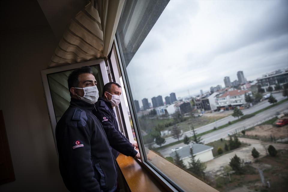 <p>Cezaevine girişte ateşleri ölçülerek kontrolleri yapılan infaz koruma memurları ve kurum personeli, maske ile eldiven takarak, sosyal mesafe kuralına uyarak 15 gün çalışıyor.</p>
<p> </p>