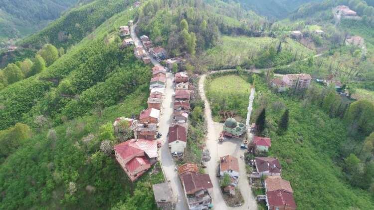 <p>“Biz bu duruma alışkınız”</p>
<p>Samsun’un Terme ilçesine bağlı Ambartepe Mahallesi Muhtarı Hasan Taşdemir, her iki mahalle halkının korona virüse karşı gerekli tedbirleri aldığını ve yasağa uyduklarını ifade etti. İftar arası 2 dakikalık farkın mahalleliler tarafından alışıldığını ancak ilk kez duyanları şaşırttığını belirterek, “Ordu ve Samsun iki nadide kent. Ramazan aylarında Ordu topraklarında kalan mahallemiz, Samsun tarafına göre 2 dakika erken orucunu açmaktadır. Biz buna alışkınız, yalnız yoldan geçenler buradaki farklılığı sonradan fark ediyorlar. Ordu topraklarında erkeni Samsun topraklarında geç okunduğunu fark ediyorlar. Bu bizim için bir güzellik. İki iklim, iki kültür bir arada birleşiyor” dedi.</p>