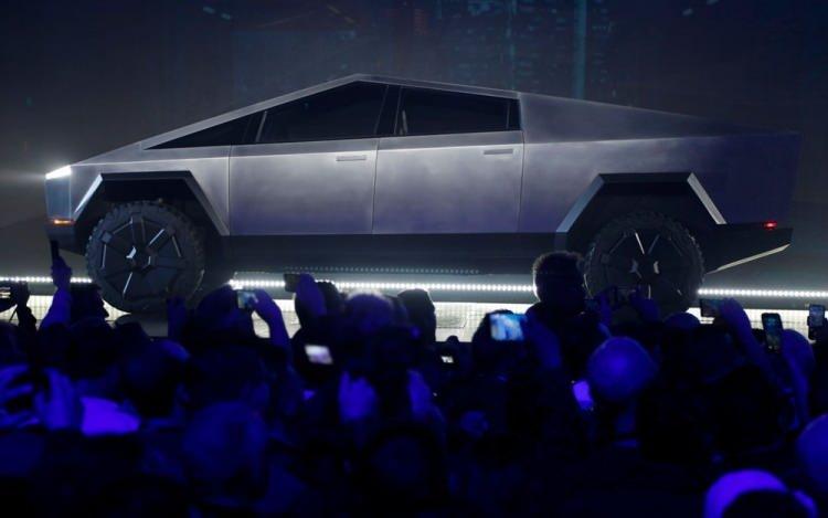 <p>Şirketin ilk elektrikli pickup modeli Cybertruck ile ilgili paylaşımda bulunan Musk aracın suda bir süre yüzebileceğini iddia etti.</p>

<p> </p>
