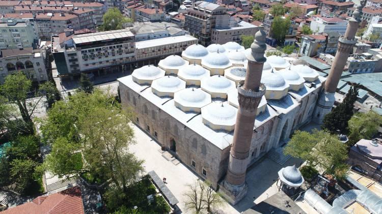 <p>Bursa'da cuma, kandil ve ramazan gibi mübarek günlerde dolup taşan selatin camileri, korona virüs salgını sebebiyle ilk defa ramazan ayına boş girdi. İslam dünyasında 5.mabed olarak bilinen Ulucami'nin bomboş hali havadan görüntülendi. Dün gece ilk teravih ile birlikte mahyaları yanan Ulucami'den, "Hoş geldin mübarek ramazan"mesajı verildi.</p>
