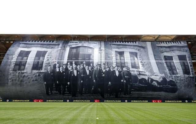 <p>Fenerbahçe Kulübü, Atatürk'ün Türkiye Büyük Millet Meclisi (TBMM) önündeki fotoğrafının yer aldığı dev pankartı Ülker Stadı'nda açtı.</p>

<p> </p>
