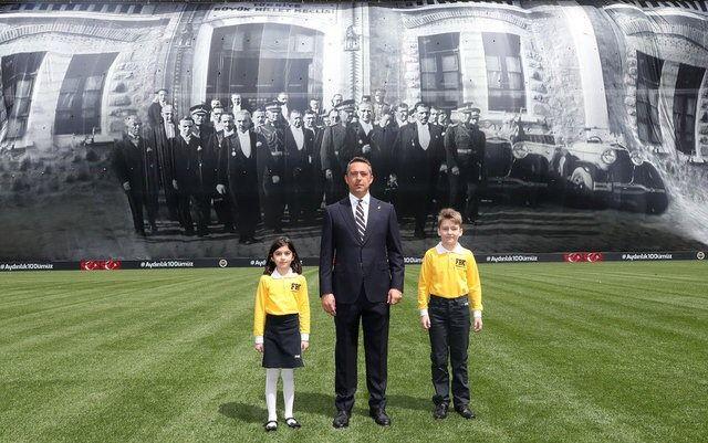 <p>Bir diğer öğrenci Can Yığman ise "Bizlere armağan ettiğin dünyada eşi olmayan bayramımızı ve meclisimizin açılışının 100. yılını kutlamak için Fenerbahçe'mizin ve ülkemizin geleceği olarak buradayız!" sözlerine yer verdi.</p>
<p> </p>