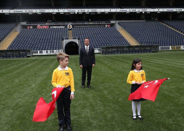 <p>Son olarak konuşan Fenerbahçe Kulübü Başkanı Ali Koç ise şunları söyledi:</p>
<p>"Bugün, stadımıza bayramımızı kutlamak için geldik. Ve kalpleri bizimle olan milyonlar var yanımızda! Ne büyük onur, nasıl bir gurur. Bu fotoğraf, Atamızın önderliğinde, bağımsız Türk devletinin temel taşı, milli egemenliğimizin simgesi olan meclisimizin açıldığı gün. Türkiye Cumhuriyeti'nin sonsuza kadar yaşaması ve çocuklarımıza eşsiz bir gelecek bırakmak için yaptı her şeyi. Minnettarız, bizim için, ülkemiz için yaptıklarına. Atam! Bizlere bıraktığın güzel ülkemizin geleceği, aydınlık yüzümüz olan çocuklarımıza, çocuklarımız bize emanet!"</p>