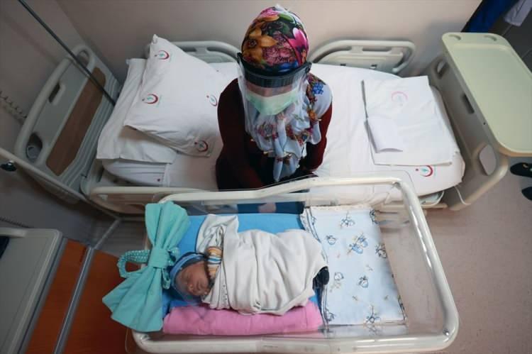 <p>"ANNELERE DE SİPERLİK TAKIYORUZ"</p>
<p>Özellikle el yıkamanın anne ve bebek ilişkisinde çok önemli olduğunu vurgulayan Üstün, "Annelerimiz, bebekleriyle ilgili her türlü müdahalelerinde, altlarını değiştirirken, beslerken, emzirirken mutlaka ellerini öncesi ve sonrasında en az 20 saniye yıkamalı. Siperler de bir nebze olsun solunum izolasyonunu sağlamak adına fayda sağlıyor" dedi.</p>
<p> </p>
