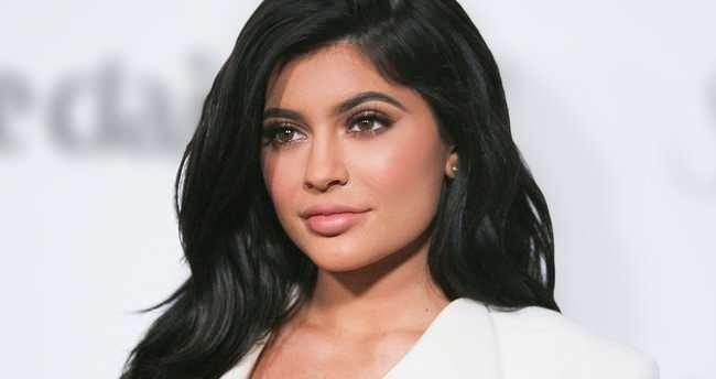 <p><span style="color:#800080"><strong>TERLİKLERİNİN FİYATI DUDAK UÇUKLATTI!</strong></span></p>
<p>Kylie Jenner, son olarak sosyal medya hesabından paylaştığı terlikli fotoğrafıyla gündem oldu. Adidas markasına ait terliğin fiyatı ağızları açık bıraktırdı. 230 euro yani Türk lirasıyla 1.784 TL oluyor. Bir ailenin bir aylık gelirine yakın olan bu fiyata terlik verdiği için ünlü isim bazı hayranları tarafından eleştirildi. Ancak moda ikonu kabul edildiğinden bazı hayranları terliğin yakında moda olacağını vurguladı. </p>