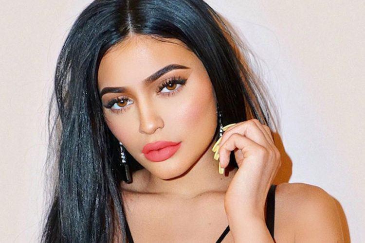 <p>Ünlü milyarder Bruce Jenner ve Kris Jenner'ın küçük kızıdır. Kendall Jenner'in küçük kardeşi ve Kourtney Kardashian, Kim Kardashian, Khloe Kardashian ve Rob Kardashian adında 4 üvey kardeşi, baba tarafından ise 4 üvey kardeşi daha vardır.</p>