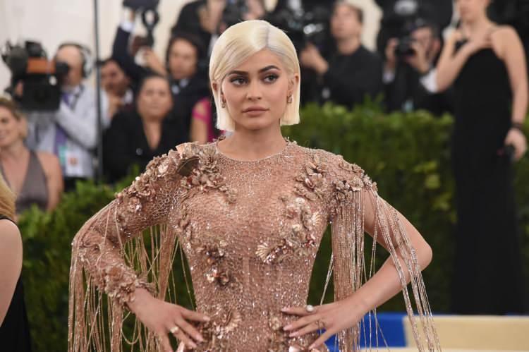<p><span style="color:#800080"><strong>PEKİ KYLİE JENNER KİMDİR? </strong></span></p>
<p>Tam adı Kylie Kristen Jenner'dir. 10 Ağustos 1997 yılında Los Angeles doğdu. Milyarder bi aileden gelmesine rağmen genç isim kısa zamanda servetine servet kattı. </p>