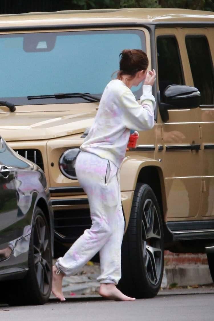 <p>Sade bir eşofman takımı giyip saçlarını toplayan Jenner market alış verişinden dönerken arkadaşlarına uğradı.</p>