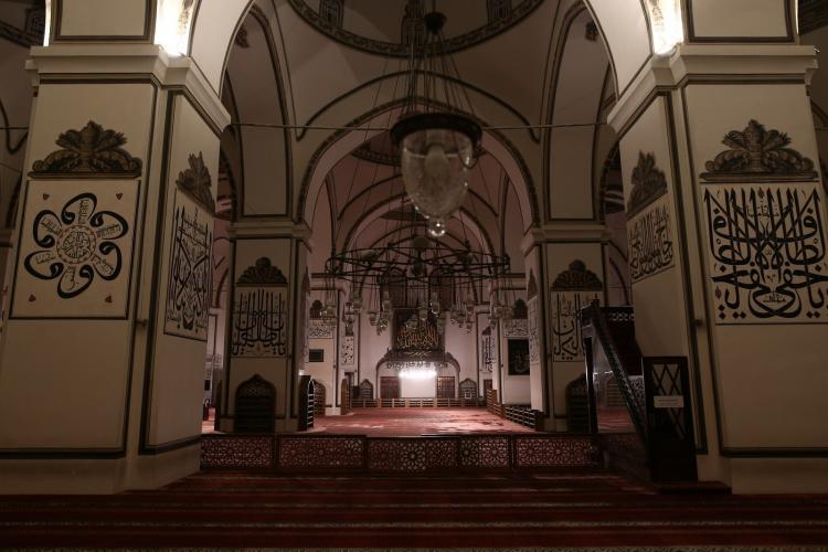 <p>Geçtiğimiz yıllardaki görüntülerde ise ramazan ayının cuma, kandil gibi günlerinde Bursa'daki camilerde büyük bir yoğunluğun yaşandığı camilere sığmayan çok sayıda vatandaş, namazlarını cami avlularına hasır ve seccadelerini sererek kıldı.</p>