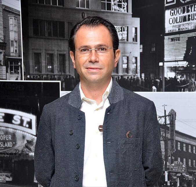 <p>Yazı Tura filmiyle birçok ödül kazanan ve bir dönem BKM Tiyatro'da sahne alan sanatçı, şimdilerde Eşkıya Dünyaya Hükümdar Olmaz dizisinde rol alıyor.</p>

