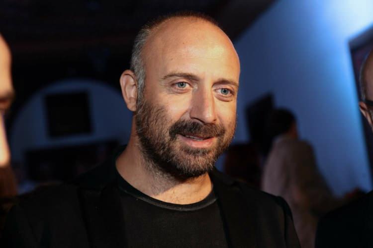 <p>Oyunculuğunun ilk dönemlerinde Gülşen Abi dizisinde rol alan sanatçı, kariyerine devam ediyor.</p>