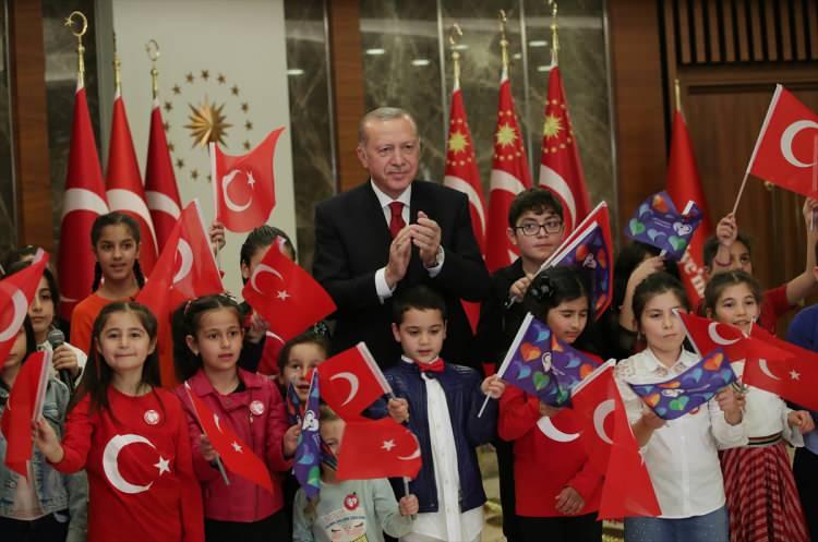 <p>Başkan Erdoğan, 23 Nisan Ulusal Egemenlik ve Çocuk Bayramı ile TBMM'nin açılışının 100. yılı dolayısıyla ulusa sesleniş konuşması gerçekleştirdi. Cumhurbaşkanı Erdoğan, çocuklarla birlikte okuduğu İstiklal Marşı'nın ardından hatıra fotoğrafı çektirdi.</p>

<p> </p>
