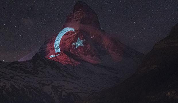 <p>İsviçre’nin ünlü Matterhorn Dağına korona virüs ile mücadelede Türkiye’ye destek amacıyla Türk bayrağı silüeti yansıtıldı. </p>
