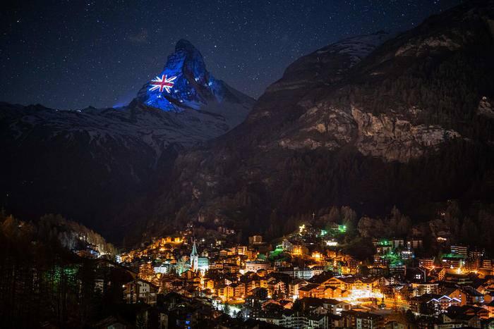 <p>İsviçre’nin Zermatt kasabasında bulunan dünyaca ünlü Matterhorn Dağı ‘’Işık Umuttur’’ projesi kapsamında korona virüs salgını ile mücadele eden ülkelere destek olmak amacı ile 26 Nisan tarihine kadar çeşitli ülkelerin bayrakları ile aydınlatılacak. </p>
