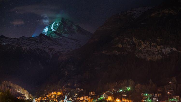 <p>Zermatt halkı, bu proje kapsamında korona virüs salgını ile zor zamanlar geçiren insanlara destek olmak ve umut aşılamak istediklerini ifade ederken, korona virüs salgının üstesinden gelmeye çalışan ve bu konuda insanlara yardımda bulunan herkese minnettarlıklarını göstermeyi amaçladıklarını dile getirdi.</p>
