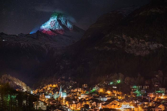 <p>ün gece ‘’Işık Umuttur’’ projesi kapsamında Matterhorn Dağı’nın kuzey tarafı Türk bayrağı silüeti ile aydınlatılarak, “İnsanlara bir umut işareti gönderiyor ve krizin üstesinden gelmeleri için onlara güç ve azim diliyoruz’’ mesajı yayınlandı.</p>