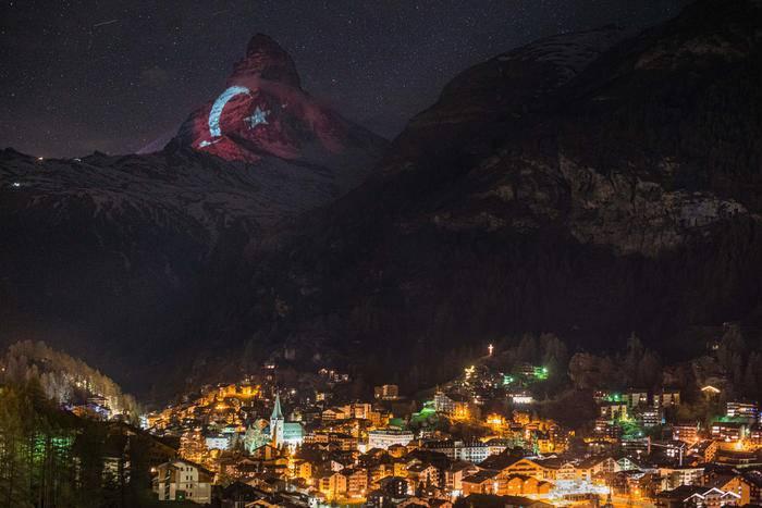 <p>Dün gece ‘’Işık Umuttur’’ projesi kapsamında Matterhorn Dağı’nın kuzey tarafı Türk bayrağı silüeti ile aydınlatılarak, “İnsanlara bir umut işareti gönderiyor ve krizin üstesinden gelmeleri için onlara güç ve azim diliyoruz’’ mesajı yayınlandı.</p>
