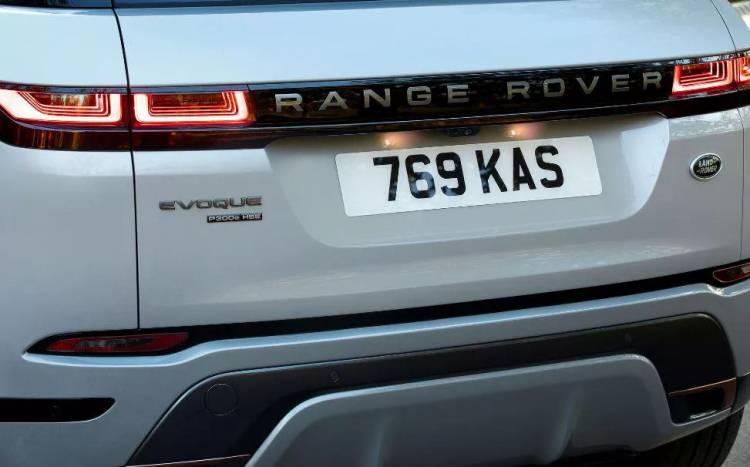 <p>Jaguar Land Rover’ın geliştirdiği plug-in hybrid sistem, 197 beygir güç üreten <strong>1.5 litre üç silindirli </strong>benzinli motor, 107 beygirlik bir elektrik motoru,<strong> 15 kWh’lık küçük bir batarya</strong> ve <strong>8 ileri otomatik şanzımandan</strong> oluşuyor. Bu kombinasyon sayesinde toplamda 304 beygir güç ve 540 Nm tork açığa çıkıyor.</p>
