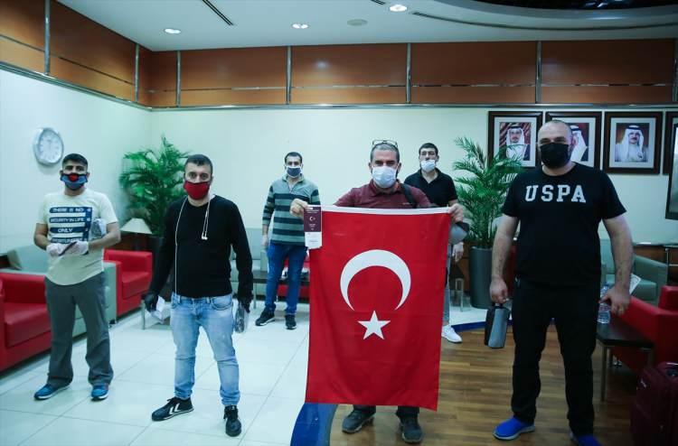 <p>Bulundukları kentlerden İslamabad'a getirilen Türk vatandaşları, uçağa maske takarak bindi, uçuş ekibi ise koruyucu kıyafetler giydi.</p>

<p> </p>
