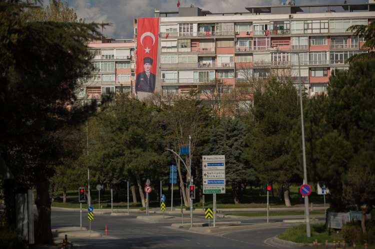 <p>İstanbul'un birçok yerinde koronavirüs nedeniyle 23 Nisan Ulusal Egemenlik ve Çocuk Bayramı'nı evde geçiren İstanbullular, ev ve apartman dış duvarlarına, balkonlarına ve pencerelerine Türk bayrağı astı. Kentin ana caddeleri, dev Türk bayrakları ve Atatürk posterleriyle donatıldı. Yollara ve cadde üzerindeki binaların yola bakan taraflarına asılan Türk bayrakları ve Atatürk posterleri, görsel şölen oluşturdu. Caddelerin  yanı sıra çevredeki site ve binaların da Türk bayraklarıyla donatıldığı görüldü.</p>

<p> </p>
