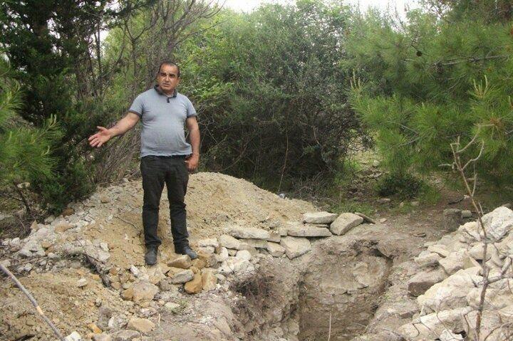<p>Orman işletmesinden gelen ihbar üzerine harekete geçen Manavgat İlçe Jandarma Komutanlığına bağlı JASAT ve Sarılar Karakoluna bağlı ekipler, sit alanı içerisinde dedektör ile arama ve kazı yapan H.İ., B.Y. ve T.P. isimli şahısları suçüstü yakaladı. Şüpheliler ifadelerinin ardından serbest bırakıldı.</p>