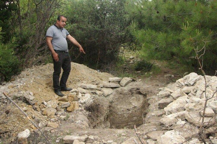 <p>“Ne yazık ki bölgede kaçak kazı yapılmayan gün olmuyor. Burada defalarca kaçak kazı yapan şahısları güvenlik güçlerimizle birlikte yakaladık. Ama yetkililerin bu bölgede gerekli önlemleri almaması, cezaların yetersizliği kaçak kazının önüne geçilmesini engelliyor.”</p>
