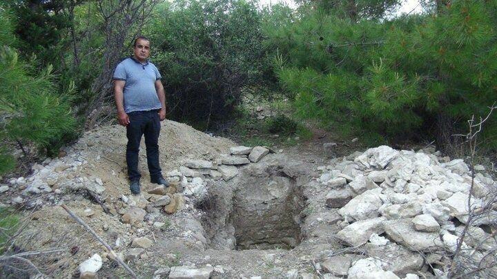 <p>“Burada tarihi kuyular var. Bu kuyular kaçak kazı yapanlar tarafından kazı sırasında kesilen çalılarla doldurulmuş durumda. Bir süre önce burada büyük kepçe çalışırken geldim. Çalışanlar orman işletmesi adına yangın havuzu yaptıklarını söylediler. Kepçe toprağı bir yerden alıp diğer tarafa atıyordu. Orman işletmesini aradım. Böyle bir çalışmaları olmadığını söyleyince jandarmayı aradım ve şahıslar suçüstü yakalandı. Burada özellikle Bizans ve Roma dönemlerine ait sikkeler ve mermerler buldukları söyleniyor. Görüldüğü gibi kazılmamış 1 metre bile yer yok. Side Müzesi yetkililerinden buranın etrafını tel örgü ile çevirmelerini ve gerekli önlemleri almalarını istiyoruz.”</p>
