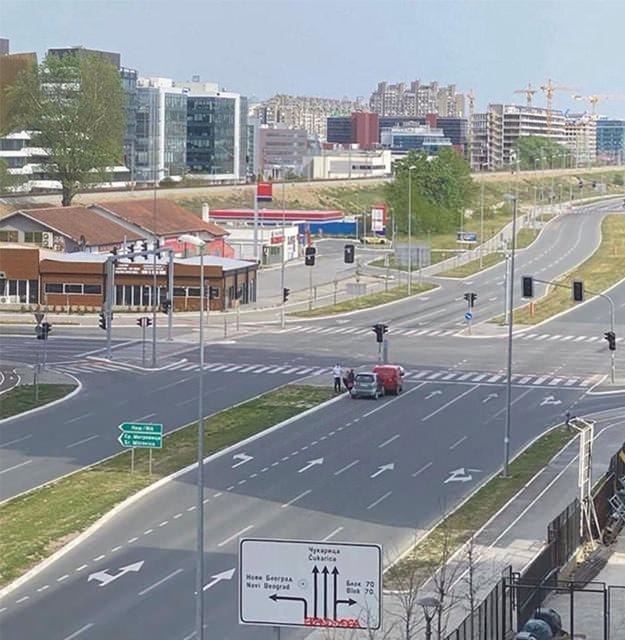 <p>Belgrad'da boş yolda gerçekleşen araba kazası.</p>
<p> </p>